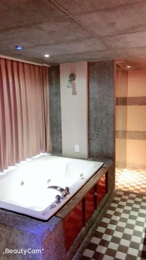Jungle City Motel Chiayi Eksteriør bilde